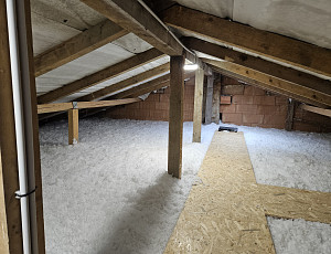 Zateplení stropu rodinného domu pomocí foukané izolace